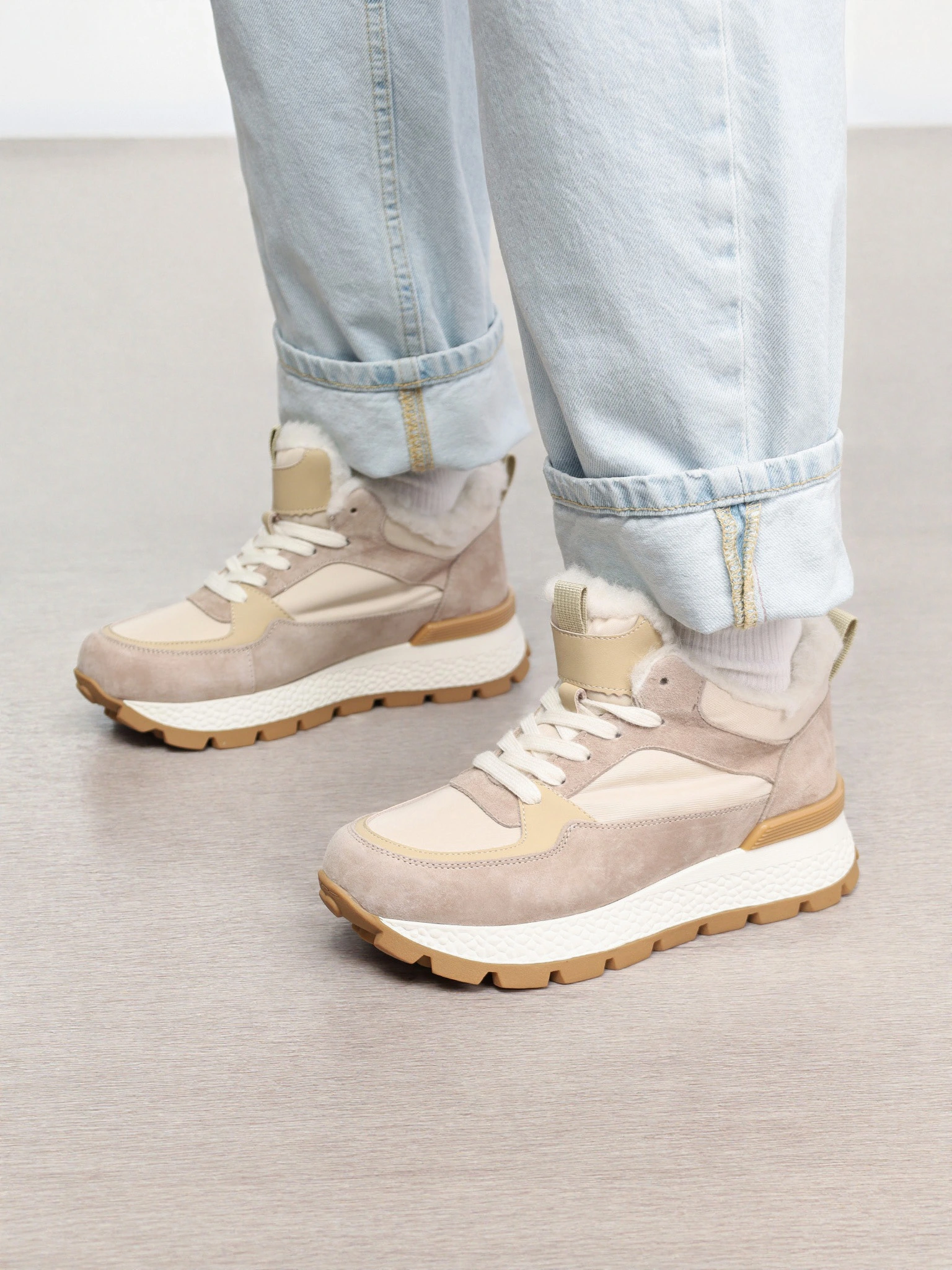 Кроссовки комбинированные бежевого цвета на рельефной подошве